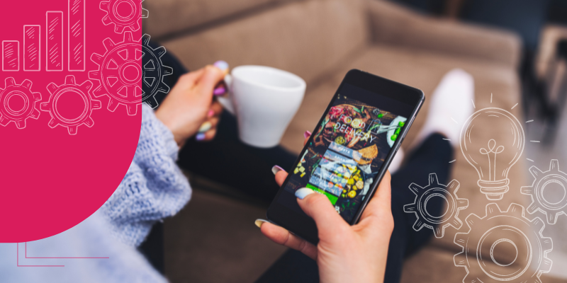 Cozinha moderna de restaurante com tela de pedidos online e rede de marketplace integrada, destacando a estratégia de negócios.