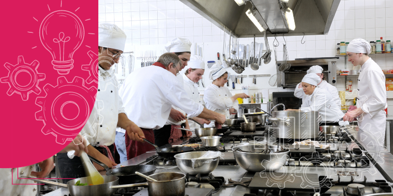 Imagem de cozinheiros trabalhando em uma cozinha industrial