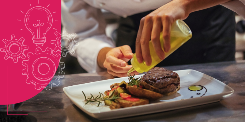 chefe profissional preparando um prato para o cliente do seu restaurante, representando serviço excepcional ao cliente.