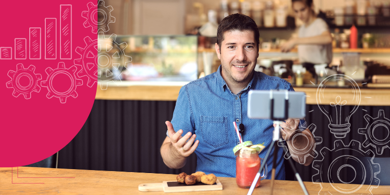 Influenciadores digitais registram pratos gourmet em restaurante moderno, destacando a tendência de marketing para negócios gastronômicos.