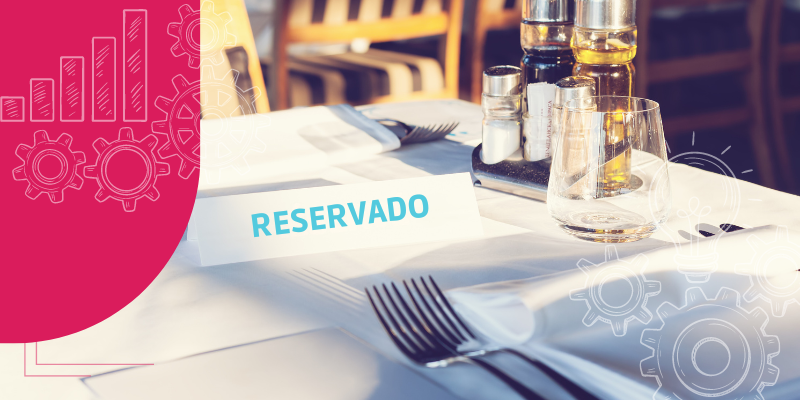 Mesa de restaurante preparada com elegância e uma placa explicando que esta reservada, simbolizando a tecnologia na experiência do cliente.