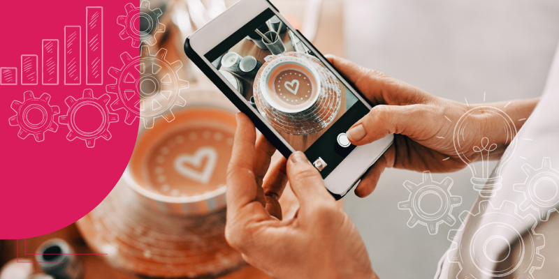 um cliente tirando uma foto do seu café para para postar em sua rede social.