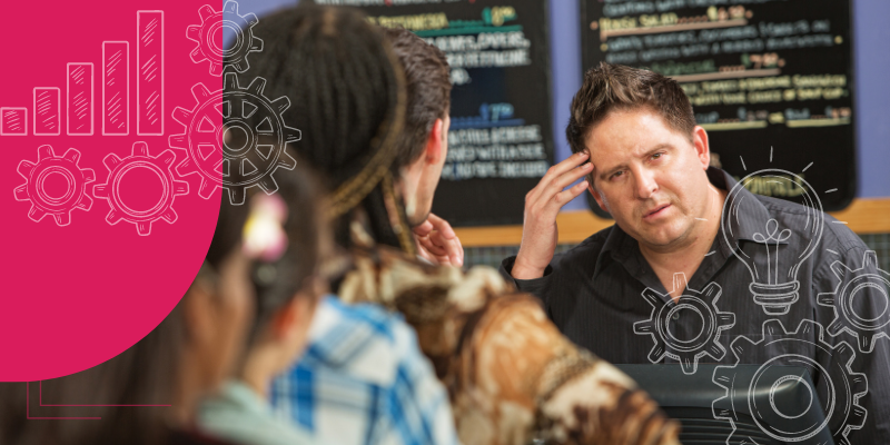 Clientes aguardando em fila do lado de fora de um restaurante iluminado à noite, refletindo a demora no atendimento e a necessidade de eficiência em serviços de alimentação.