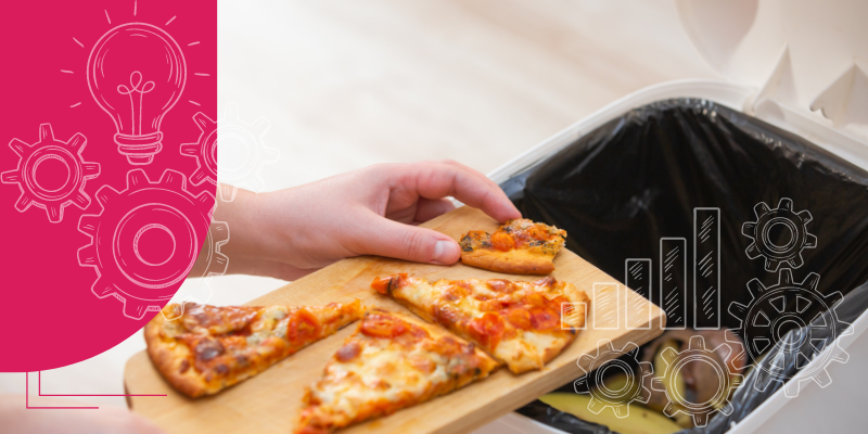 Dono de restaurante jogando a sobra de uma pizza no lixo
