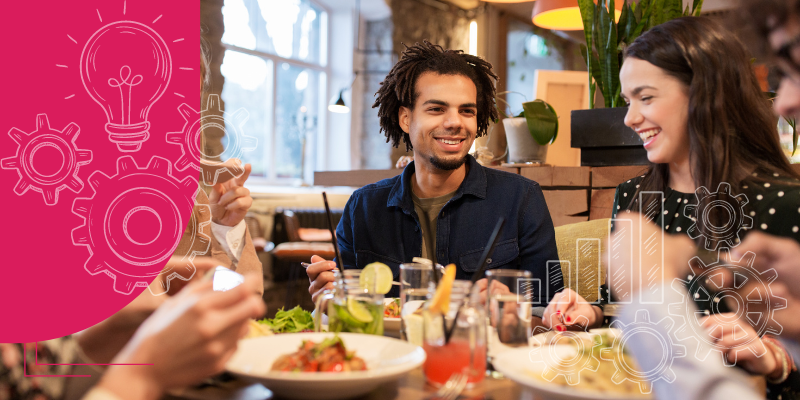 Clientes felizes comendo e bebendo bastante em um restaurante.