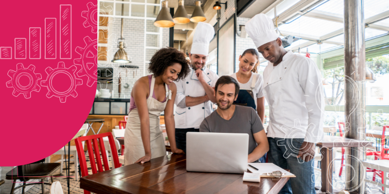 Mesa de restaurante com laptop mostrando gráficos de feedback de clientes, xícara de café, caderno e caneta, representando transformação de comentários em ações