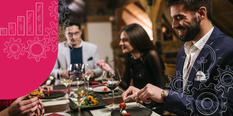 Grupo de amigos reunidos em um jantar especial tomando vinho e comendo petiscos com tomate e mussarela de búfala