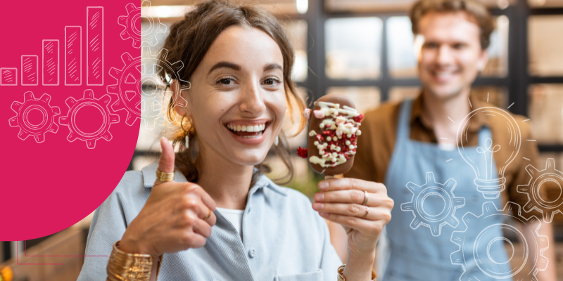 Uma mulher feliz com um sorvete de chocolate na mão e um homem de camiseta marrom e avental a azul ao fundo