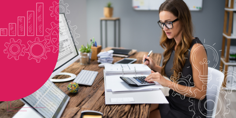 Mulher trabalhando em análise financeira com laptop, calculadora e papéis em mesa rústica. Ícones de engrenagens e lâmpada em fundo rosa complementam o design moderno.