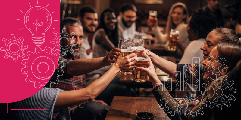 Clientes em um restaurante na véspera de ano novo brindando com champanhe, decoração festiva e caixa de sugestões visível.