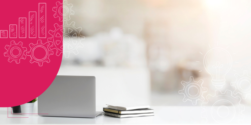 Espaço de trabalho minimalista com laptop, caneca de café, planta e porta-canetas em uma mesa branca.