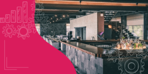 Interior de bar aconchegante com balcão de carvalho, bartender servindo cerveja e prateleiras de garrafas coloridas.